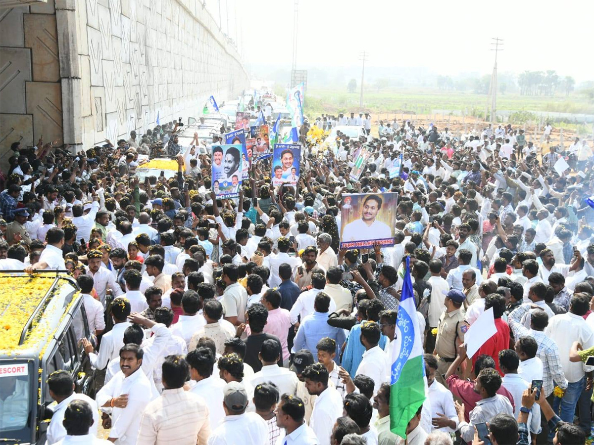 Huge Fans Following to YS Jagan at Ibrahimpatnam Tour12