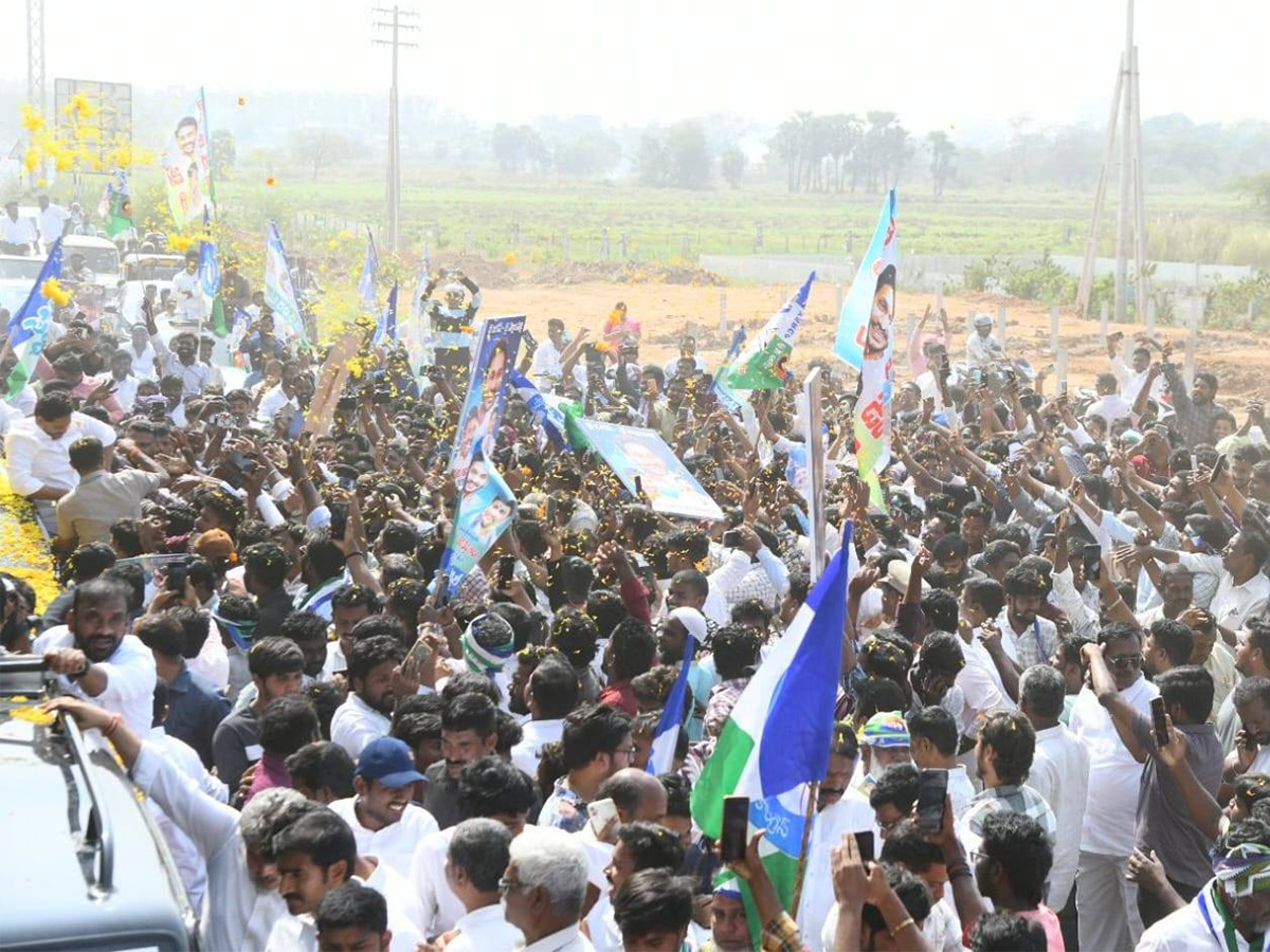 Huge Fans Following to YS Jagan at Ibrahimpatnam Tour14
