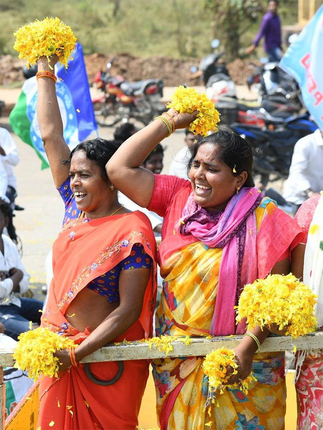 Huge Fans Following to YS Jagan at Ibrahimpatnam Tour16