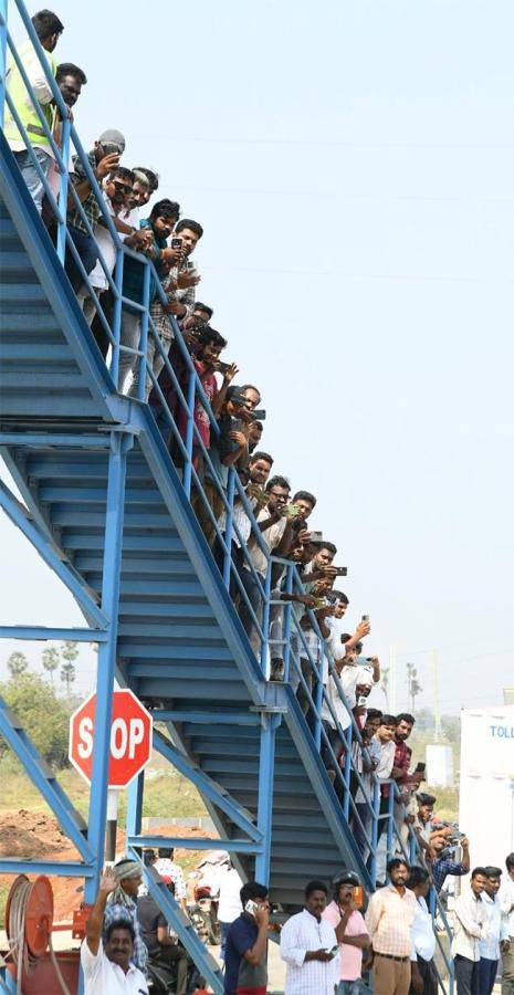 Huge Fans Following to YS Jagan at Ibrahimpatnam Tour17