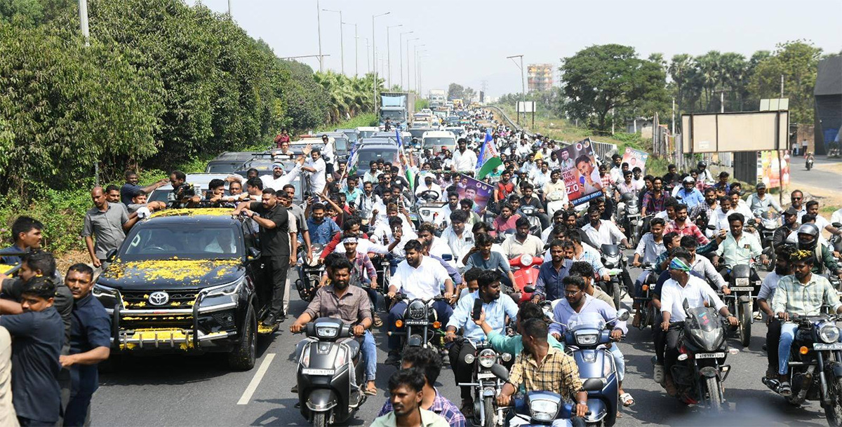 Huge Fans Following to YS Jagan at Ibrahimpatnam Tour18