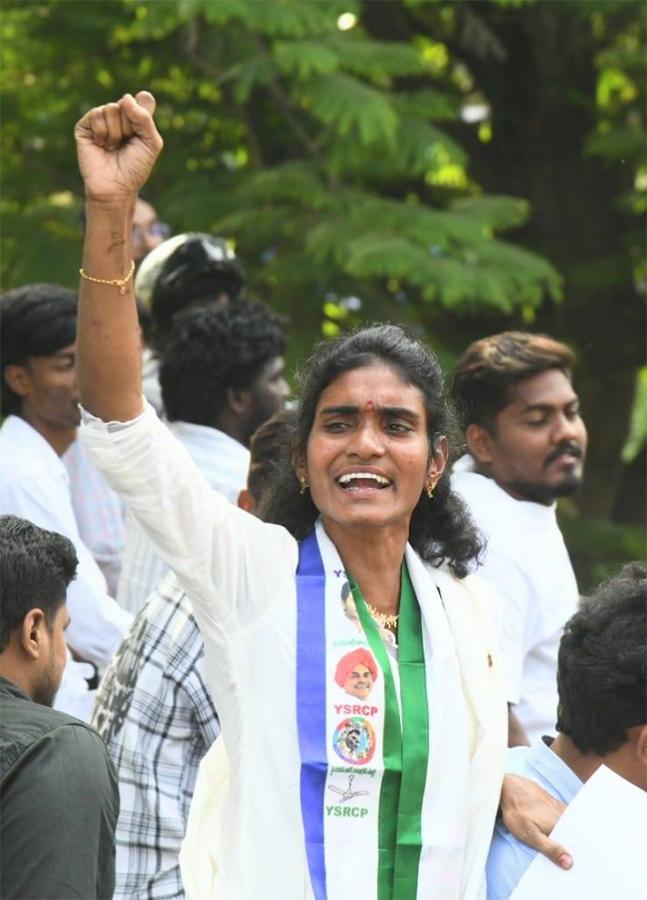 Huge Fans Following to YS Jagan at Ibrahimpatnam Tour19