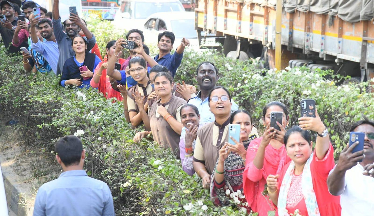 Huge Fans Following to YS Jagan at Ibrahimpatnam Tour20