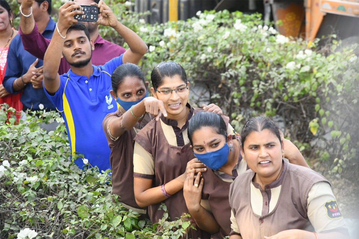 Huge Fans Following to YS Jagan at Ibrahimpatnam Tour21
