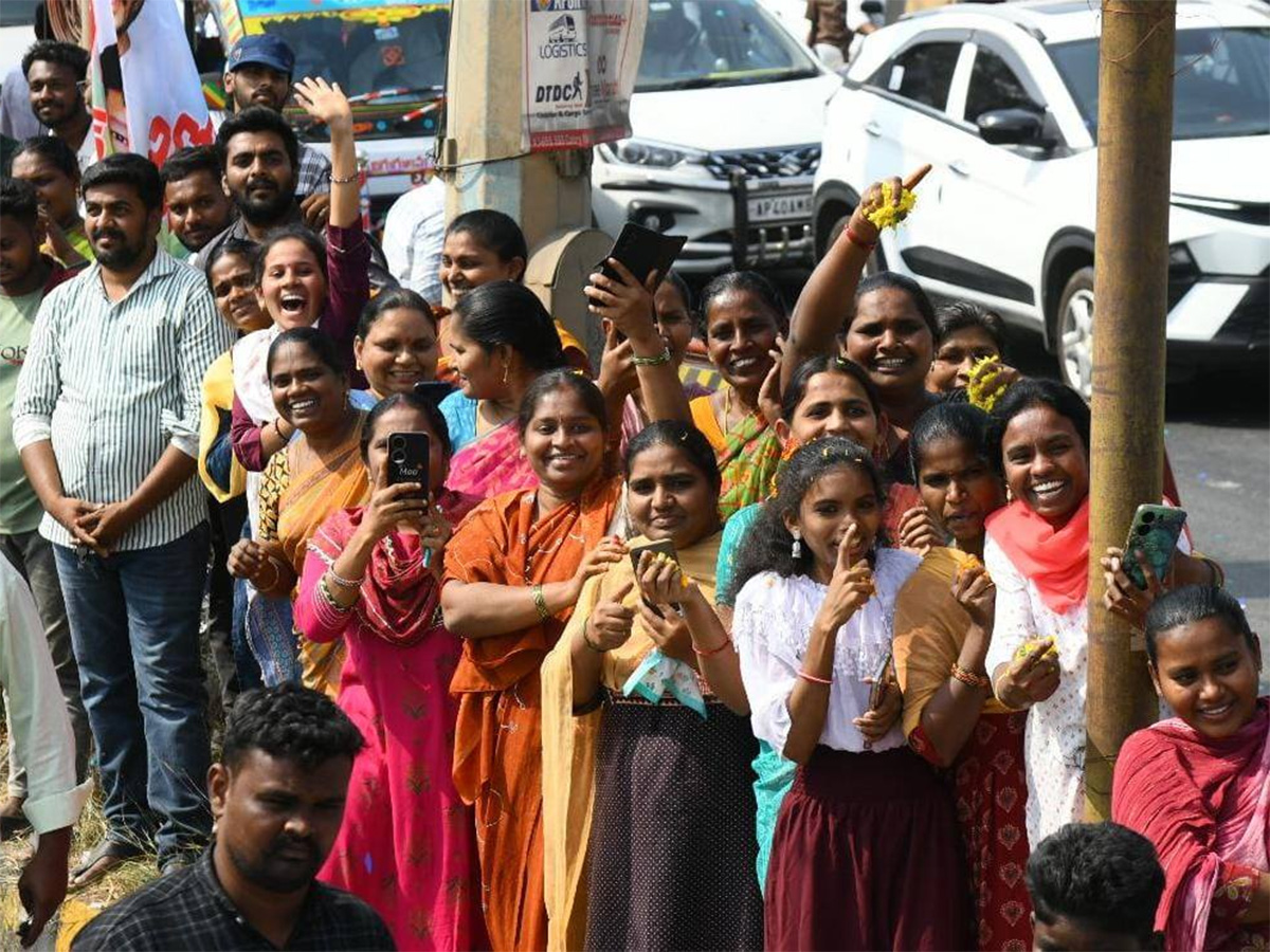 Huge Fans Following to YS Jagan at Ibrahimpatnam Tour23