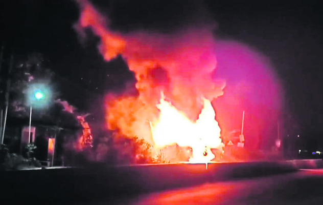 విద్యుత్‌ స్తంభాన్ని ఢీకొన్న ప్రైవేటు బస్సు 1