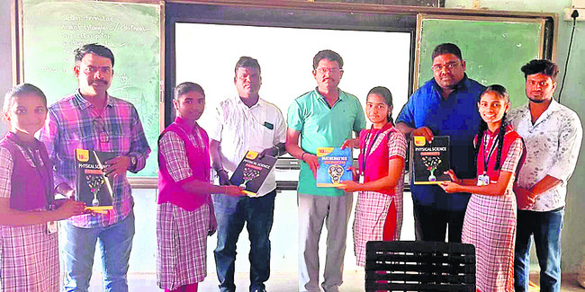 ‘సాక్షి’ స్టడీ మెటీరియల్‌ పంపిణీ2