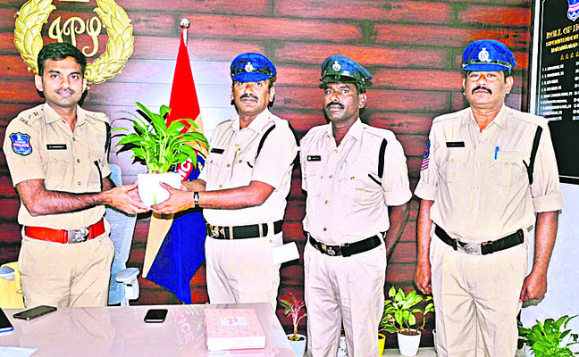 ఎస్పీని కలిసిన హెడ్‌ కానిస్టేబుళ్లు1