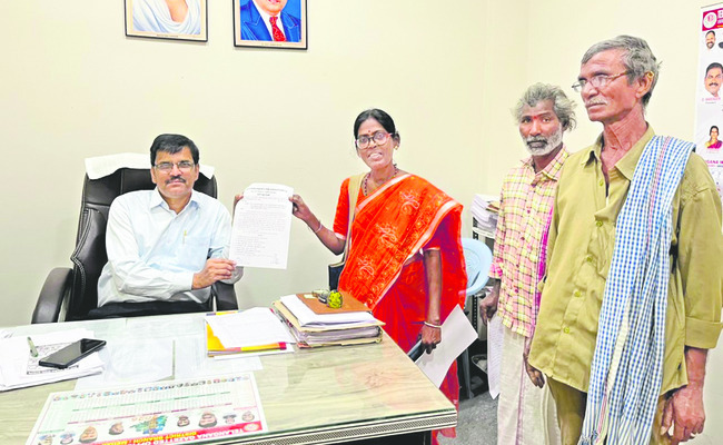 పదేళ్లు దోచుకున్నారు 
3