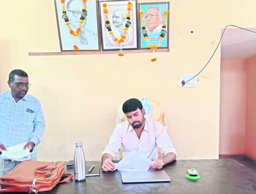 ఇన్‌చార్జి తహసీల్దార్‌గా శిక్షణ కలెక్టర్‌ 
1