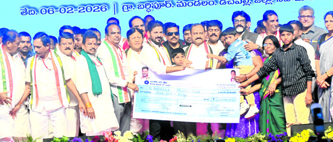 చెక్కులు అందజేసిన సీఎం1