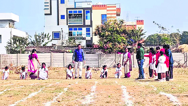 విద్యార్థులను ఉత్తమ  పౌరులుగా తీర్చిదిద్దాలి 2