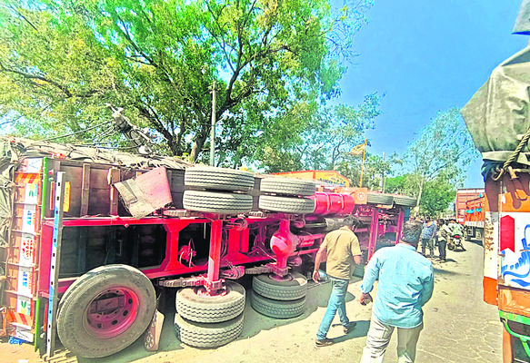 గుంతలను తప్పించబోయి.. 
1
