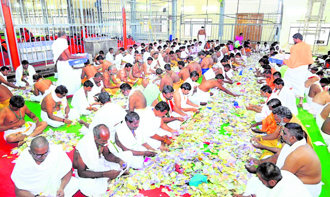 సచివాలయ ఉద్యోగులకు షోకాజ్‌ నోటీసులు 1