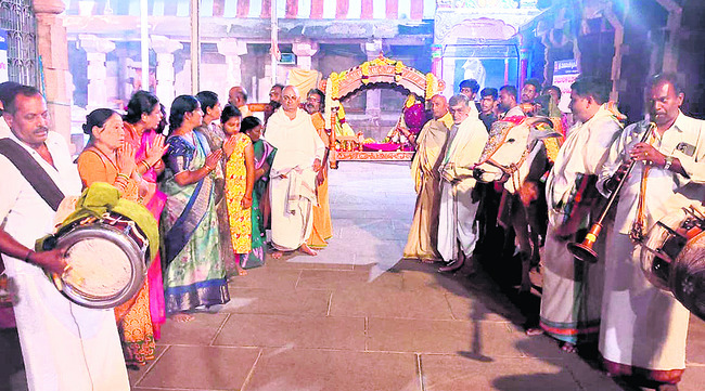 సచివాలయ ఉద్యోగులకు షోకాజ్‌ నోటీసులు 2