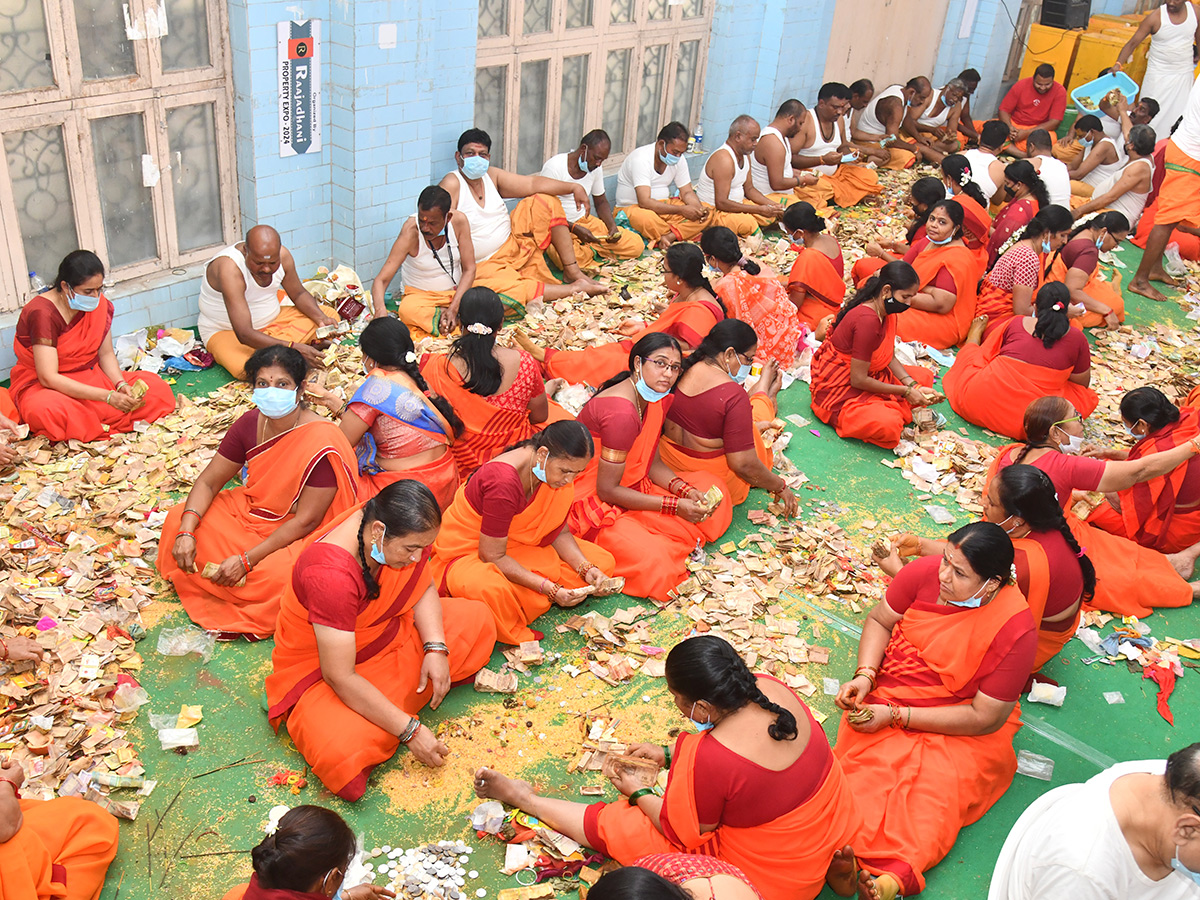 Medaram Sammakka Sarakka Hundi Counting Photos17