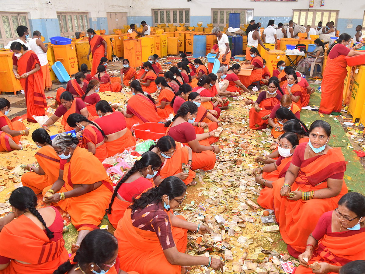 Medaram Sammakka Sarakka Hundi Counting Photos18