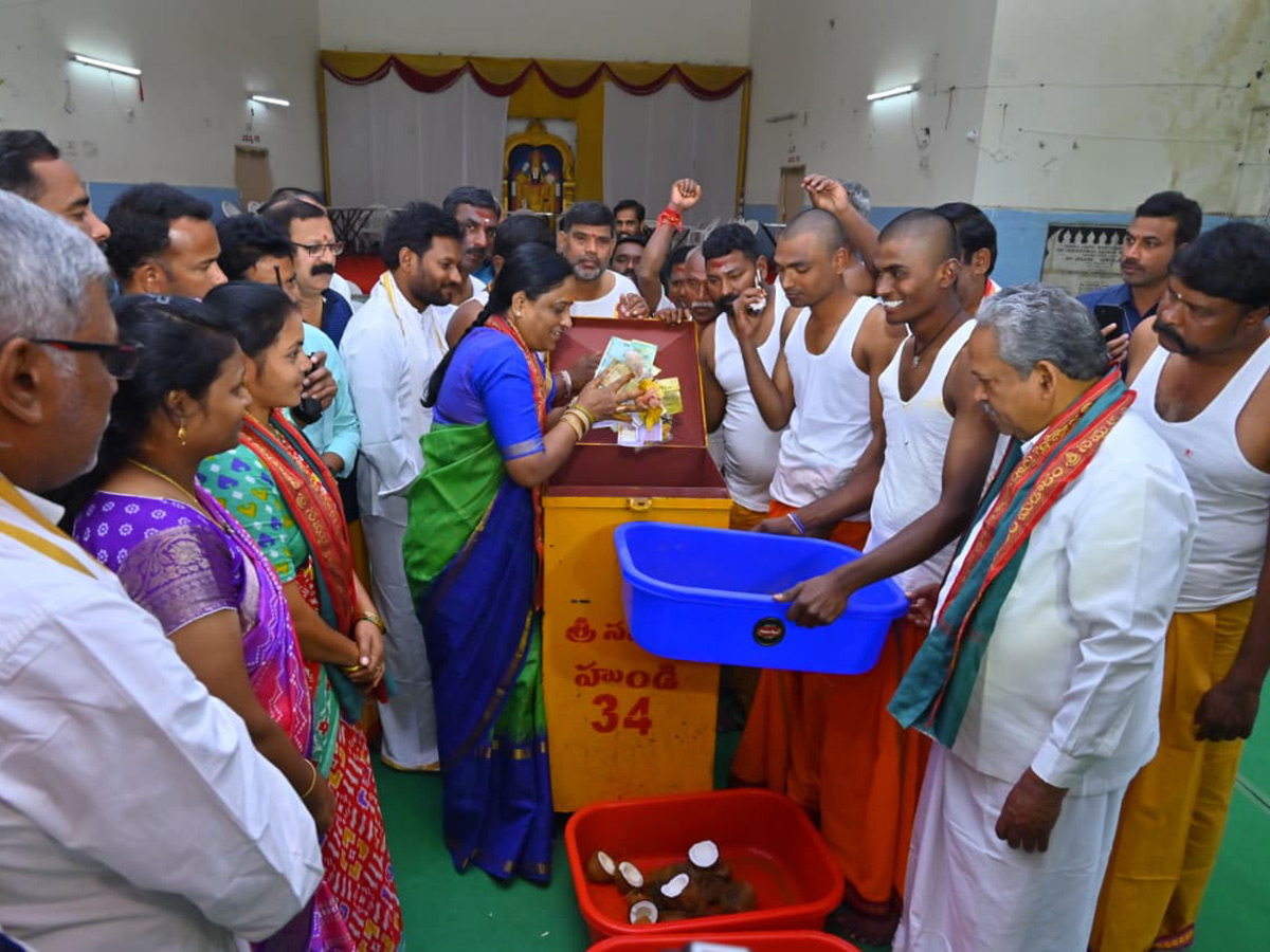 Medaram Sammakka Sarakka Hundi Counting Photos3