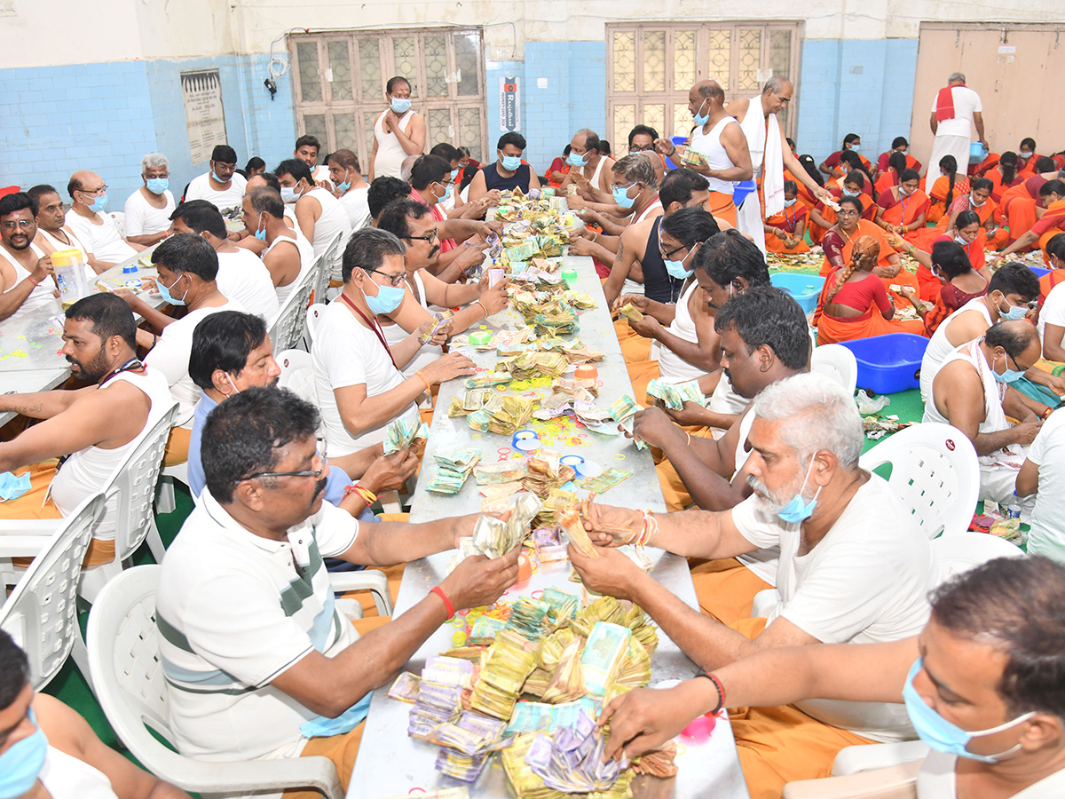 Medaram Sammakka Sarakka Hundi Counting Photos5