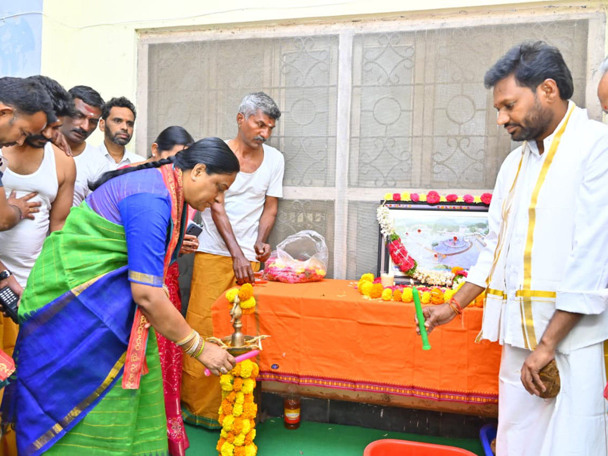 Medaram Sammakka Sarakka Hundi Counting Photos8