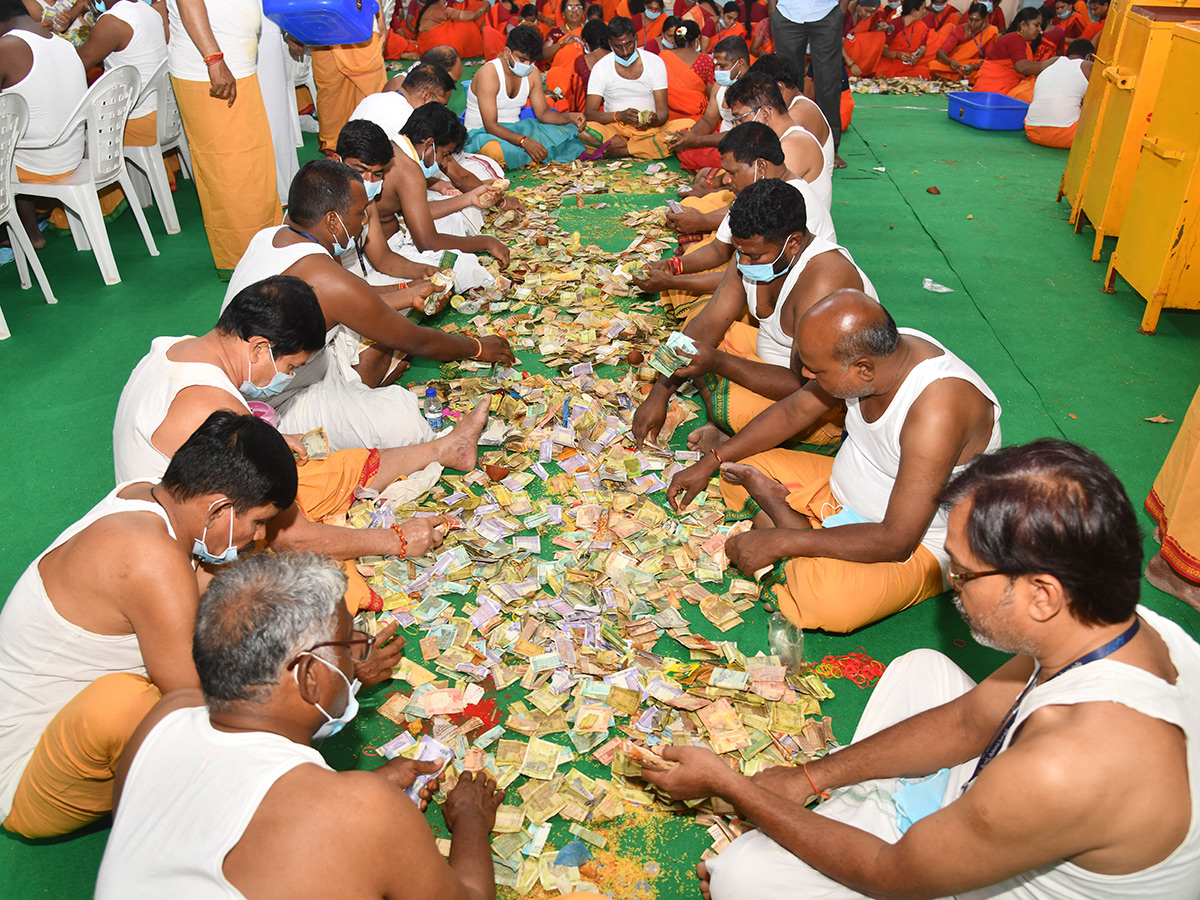 సమ్మక్క–సారలమ్మ జాతర హుండీల లెక్కింపు (ఫొటోలు) | Medaram Sammakka ...