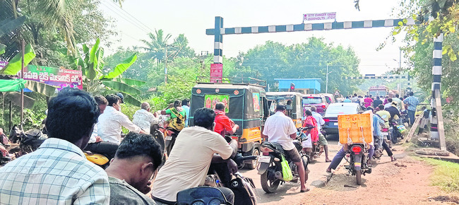 గేటు పడితే ట్రాఫిక్‌ కష్టాలు 1