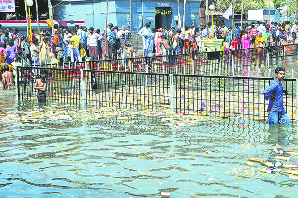 పుష్కరిణి.. పట్టని ధోరణి1