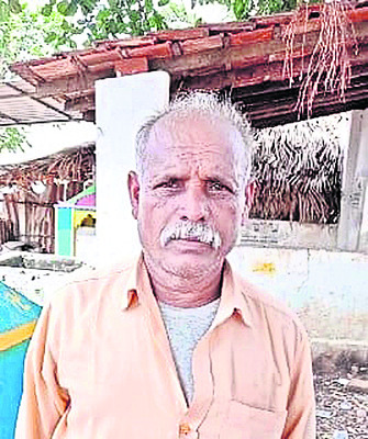 లారీ ఢీకొని తాపీమేస్త్రి మృతి1