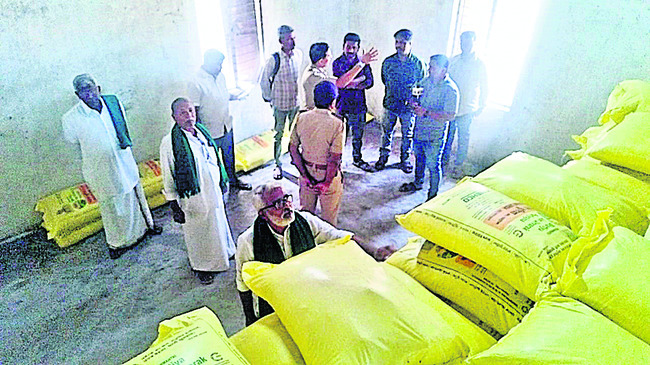 గోదాముల్లో అక్రమంగా యూరియా1