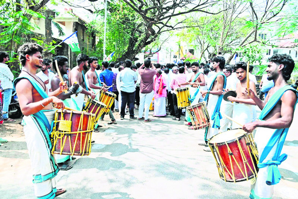 అభిమాన నేతకు ఆహ్వానం 1