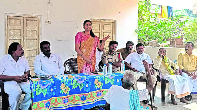 కంపెనీలకు భూములివ్వం 1