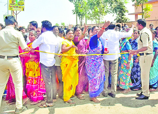 కాంగ్రెస్‌, బీఆర్‌ఎస్‌ బాహాబాహీ1