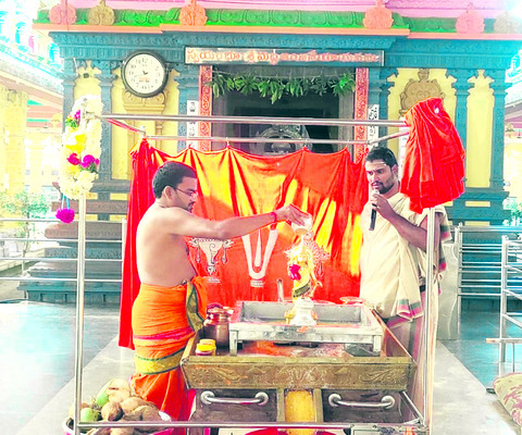 మద్దిలో అభిషేక సేవ 
1