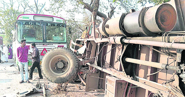 లారీ, బస్సును ఢీకొన్న ఇసుక లారీ1