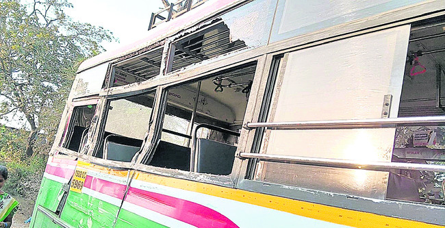 లారీ, బస్సును ఢీకొన్న ఇసుక లారీ1