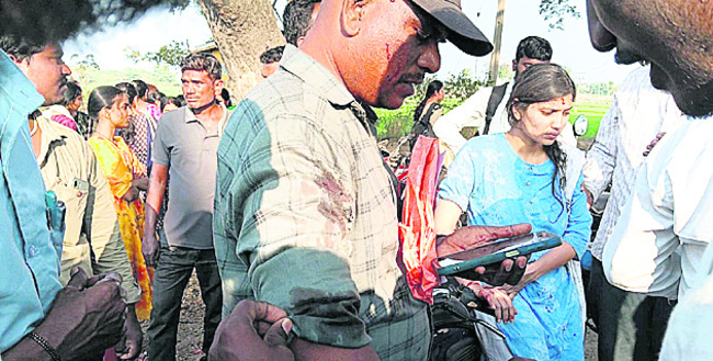 లారీ, బస్సును ఢీకొన్న ఇసుక లారీ3