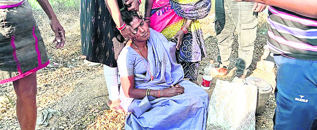 లారీ, బస్సును ఢీకొన్న ఇసుక లారీ4