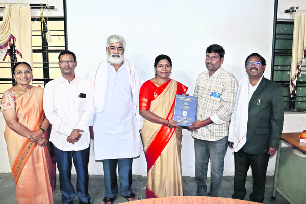 తెలుగులో లింగరాజుకు డాక్టరేట్‌ 1