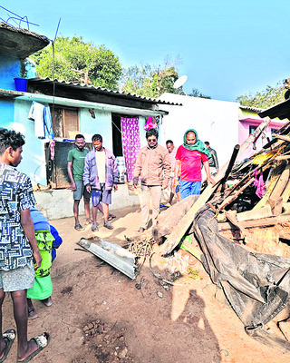 విరిగిపడిన విద్యుత్‌ స్తంభం1