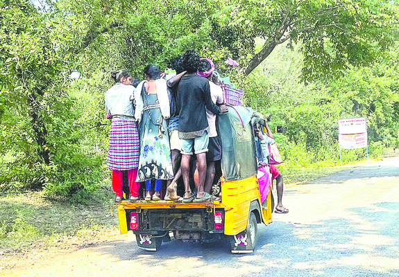 ● ఇంకెన్నాల్‌.. ఈ పాట్లు    
2