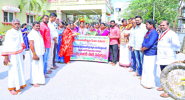 భీమన్నకు పట్టువస్త్రాలు
3