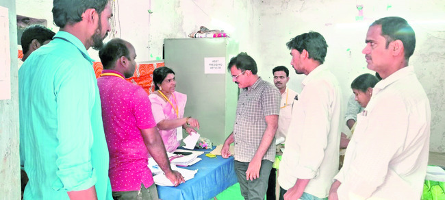 పోస్టల్‌ బ్యాలెట్‌ సెంటర్‌ తనిఖీ 
2