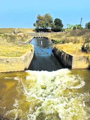 పోచారం ప్రాజెక్టునుంచి  రెండోవిడత నీటివిడుదల  
1