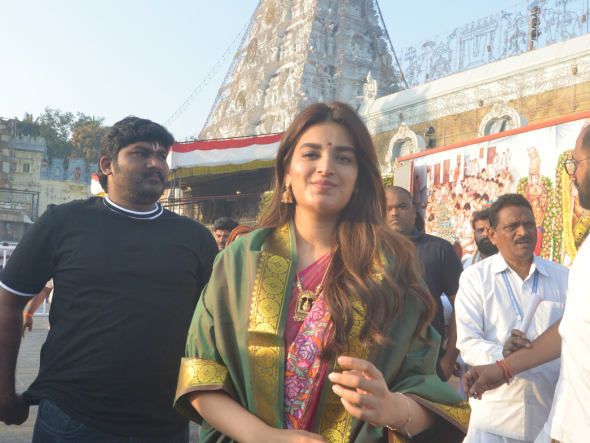 Actress Nidhhi Agerwal Visits Tirumala Tirupati1