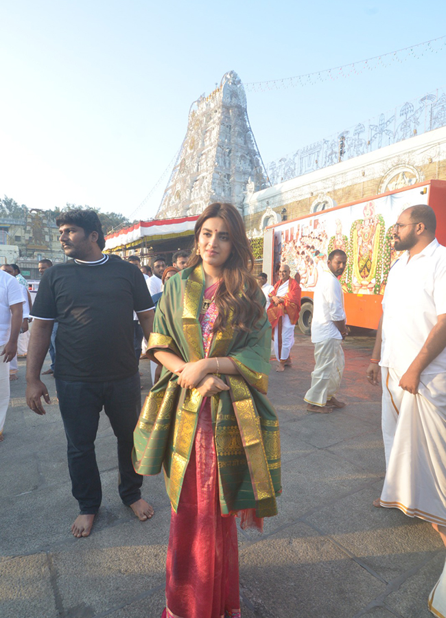 Actress Nidhhi Agerwal Visits Tirumala Tirupati3