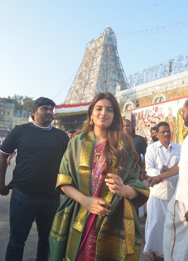 Actress Nidhhi Agerwal Visits Tirumala Tirupati4