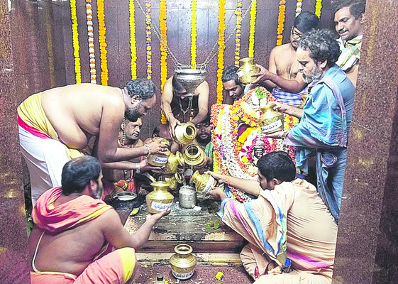 పుష్కర నీరాజనం1