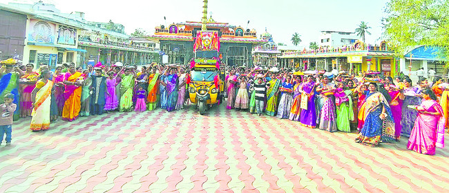 కనకదుర్గమ్మకు చీర, సారె 1