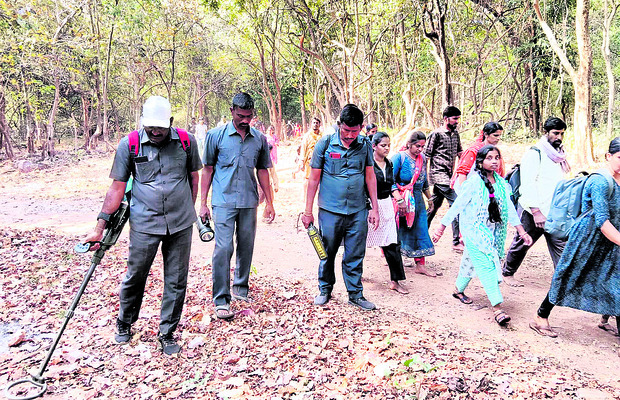 పాదయాత్ర మార్గంలో పోలీసుల తనిఖీలు 1