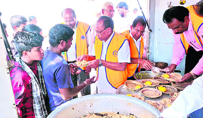 ‘మీల్స్‌ ఆన్‌ వీల్స్‌’  ద్వారా ఉచిత భోజనం 1